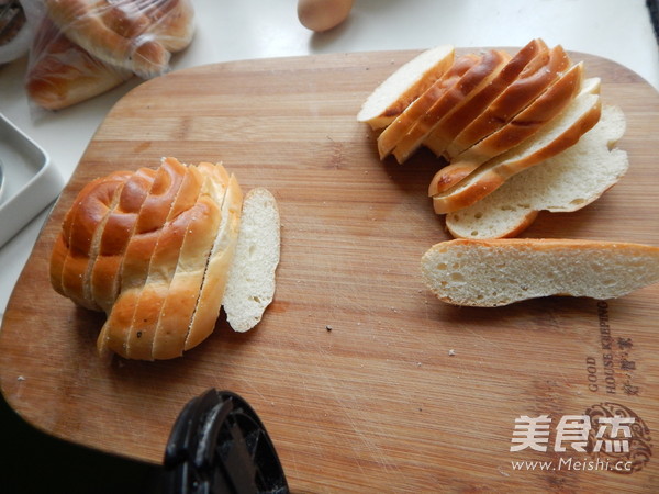 <a href=/shicai/rouqin/JiDan/index.html target=_blank><u>鸡蛋</u></a> <a href=/shicai/mimian/MianBao/index.html target=_blank><u>面包</u></a>片的做法