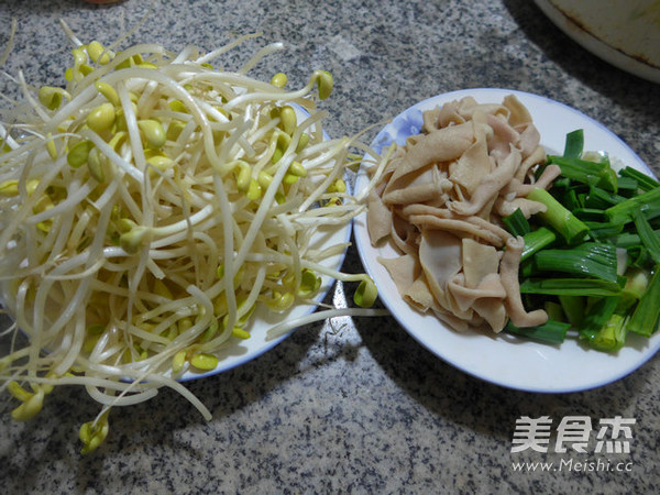 <a href=/shicai/rouqin/E/index.html target=_blank><u>鹅</u></a>肠炒<a href=/shicai/shucai/HuangDouYa/index.html target=_blank><u><a href=/shicai/mimian/HuangDou/index.html target=_blank><u>黄豆</u></a>芽</u></a>的做法