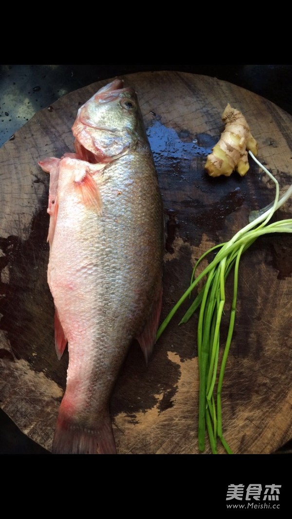 清蒸<a href=/shicai/shuichanpin/LuYu/index.html target=_blank><u>鲈鱼</u></a>的做法