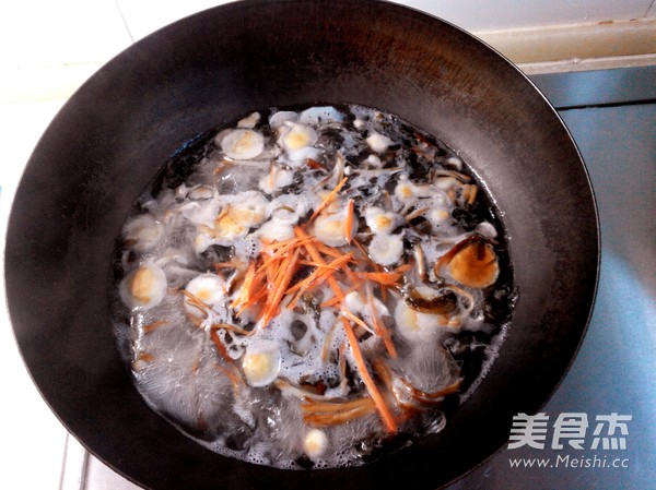 金针<a href=/shicai/shucai/LianOu/index.html target=_blank><u>莲<a href=/shicai/shucai/Ou/index.html target=_blank><u>藕</u></a></u></a>汤的做法