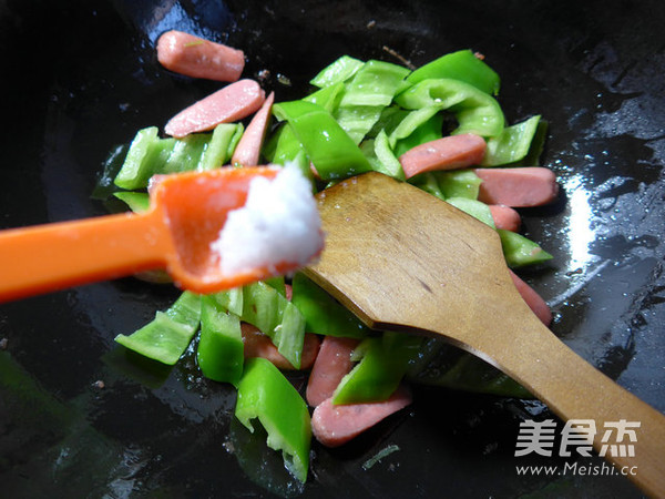 鲜鲜肠炒尖椒的做法