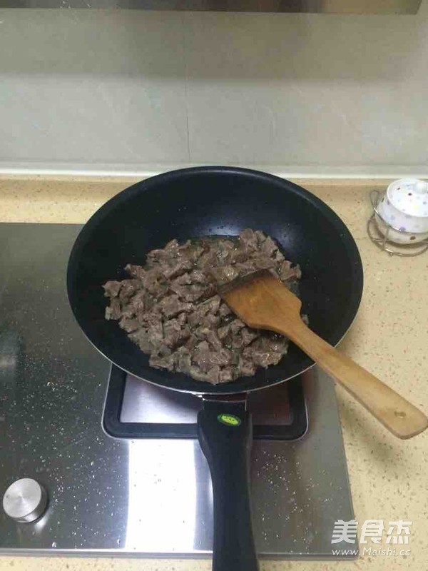 香笋烧<a href=/shicai/rouqin/NiuRou/index.html target=_blank><u>牛肉</u></a>的做法