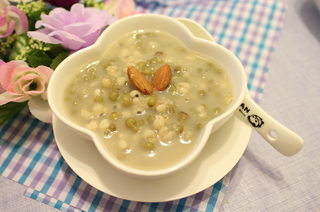 <a href=/shicai/mimian/LvDou/index.html target=_blank><u>绿豆</u></a>薏仁汤