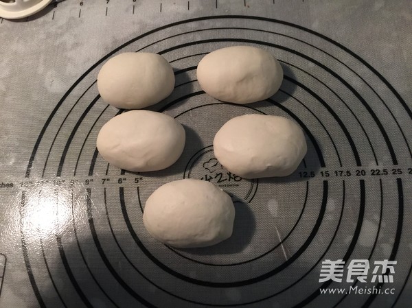 贝壳<a href=/shicai/guopin/HeiZhiMa/index.html target=_blank><u>黑<a href=/shicai/guopin/ZhiMa/index.html target=_blank><u>芝麻</u></a></u></a>花卷的做法