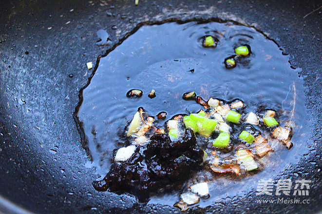 家常酱汤<a href=/shicai/mimian/MianTiao/index.html target=_blank><u>面条</u></a>的做法