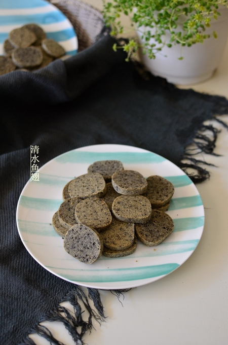 <a href=/shicai/guopin/HeiZhiMa/index.html target=_blank><u>黑<a href=/shicai/guopin/ZhiMa/index.html target=_blank><u>芝麻</u></a></u></a><a href=/shicai/mimian/HuangYou/index.html target=_blank><u>黄油</u></a>饼干的做法