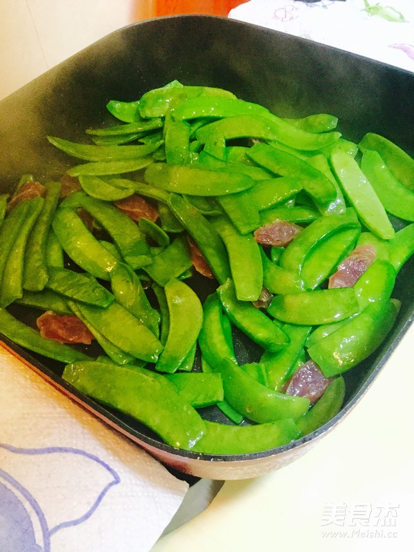 腊肠炒兰豆的做法