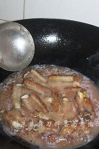 糖<a href=/shicai/diaoweipin/Cu/index.html target=_blank><u>醋</u></a><a href=/shicai/rouqin/PaiGu/index.html target=_blank><u>排骨</u></a>的做法图解9