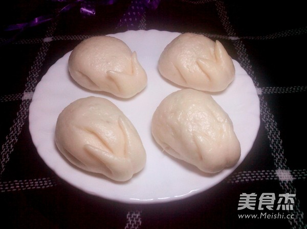 小白<a href=/shicai/rouqin/TuRou/index.html target=_blank><u>兔肉</u></a>包的做法