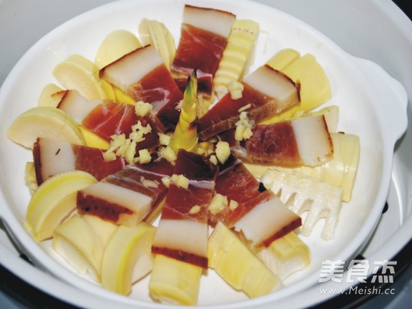 <a href=/shicai/rouqin/LaRou/index.html target=_blank><u>腊肉</u></a>蒸<a href=/shicai/shucai/ZhuSun/index.html target=_blank><u>竹笋</u></a>的做法