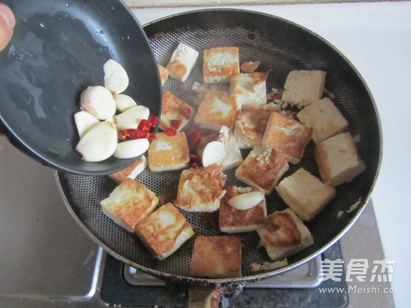 <a href=/shicai/shucai/JiuCai/index.html target=_blank><u>韭菜</u></a>炒臭<a href=/shicai/mimian/DouFu/index.html target=_blank><u>豆腐</u></a>的做法