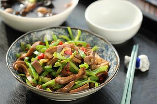 肚片<a href=/shicai/shucai/MuEr/index.html target=_blank><u>木耳</u></a><a href=/shicai/guopin/HuaSheng/index.html target=_blank><u>花生</u></a>汤