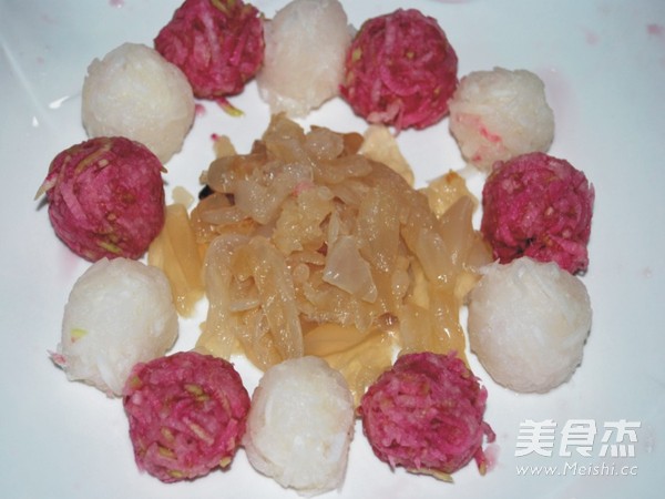 <a href=/shicai/shuichanpin/SanWenYu/index.html target=_blank><u>三文鱼</u></a><a href=/shicai/shucai/LuoBo/index.html target=_blank><u>萝卜</u></a>丝拌<a href=/shicai/shuichanpin/HaiZhe/index.html target=_blank><u>海蜇</u></a>的做法