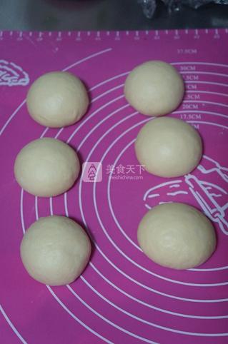 白兰地蛋奶酱夹心<a href=/shicai/mimian/MianBao/index.html target=_blank><u>面包</u></a>