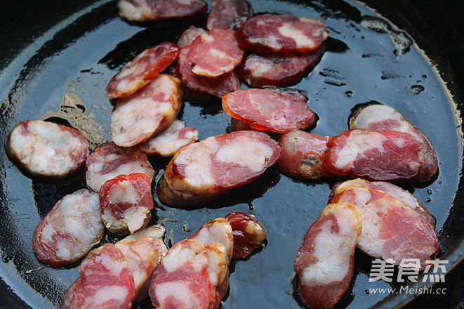 <a href=/shicai/rouqin/JiDan/index.html target=_blank><u>鸡蛋</u></a>炒腊肠的做法