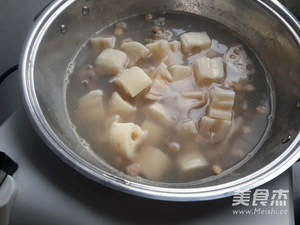 <a href=/shicai/shucai/LianOu/index.html target=_blank><u>莲<a href=/shicai/shucai/Ou/index.html target=_blank><u>藕</u></a></u></a><a href=/shicai/guopin/HuaSheng/index.html target=_blank><u>花生</u></a><a href=/shicai/rouqin/JiGu/index.html target=_blank><u>脊骨</u></a>汤的做法