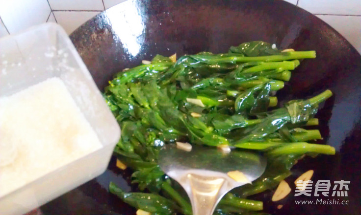 蒜香油<a href=/shicai/shucai/CaiXin/index.html target=_blank><u>菜心</u></a>的做法