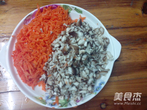 <a href=/shicai/shucai/XiangGu/index.html target=_blank><u>香菇</u></a><a href=/shicai/shucai/LuoBo/index.html target=_blank><u>萝卜</u></a>蒸饺的做法