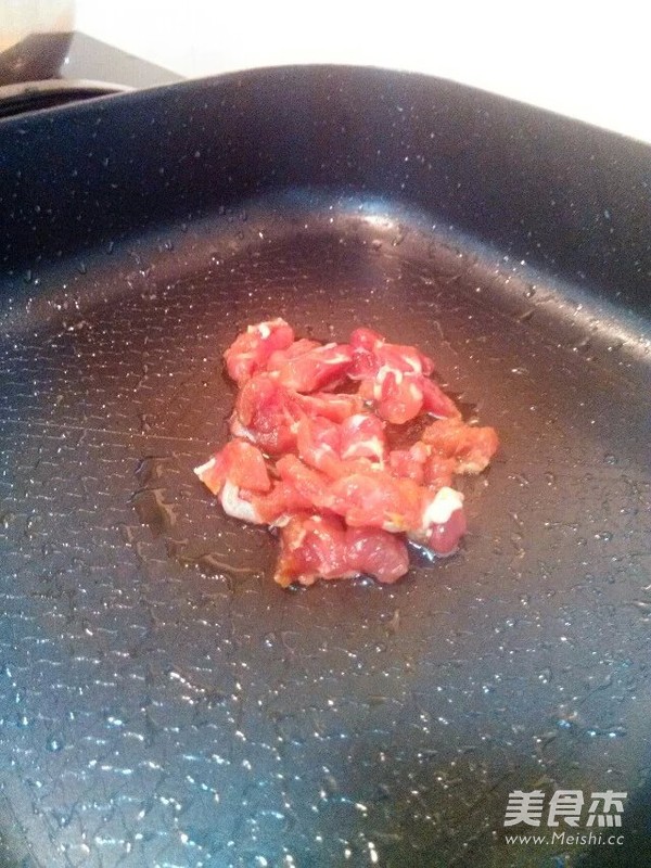 肉片<a href=/shicai/shucai/MuEr/index.html target=_blank><u>木耳</u></a><a href=/shicai/mimian/FenSi/index.html target=_blank><u>粉丝</u></a>的做法