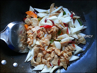 舌尖上的高考:舒缓压力<a href=/shicai/shucai/BaiCai/index.html target=_blank><u>白菜</u></a>炒肉片