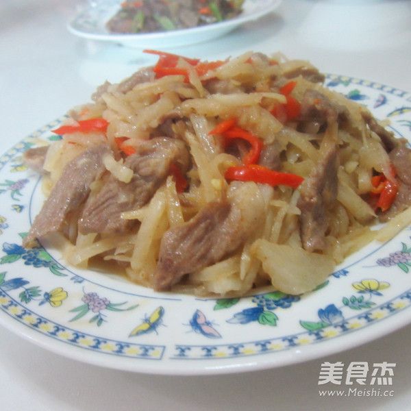 白<a href=/shicai/shucai/LuoBo/index.html target=_blank><u>萝卜</u></a>丝炒肉的做法