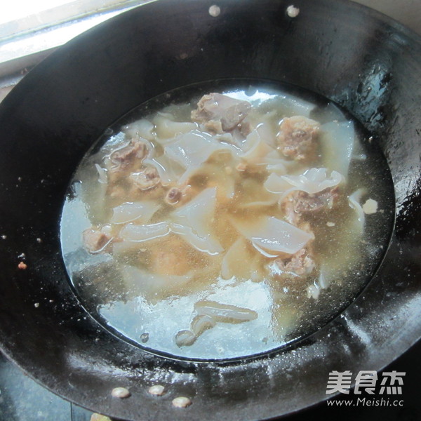 <a href=/shicai/rouqin/PaiGu/index.html target=_blank><u>排骨</u></a><a href=/shicai/mimian/FenPi/index.html target=_blank><u>粉皮</u></a>汤的做法