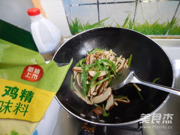 <a href=/shicai/shucai/QingJiao/index.html target=_blank><u>青椒</u></a>炒<a href=/shicai/mimian/XiangGan/index.html target=_blank><u>香干</u></a>的做法