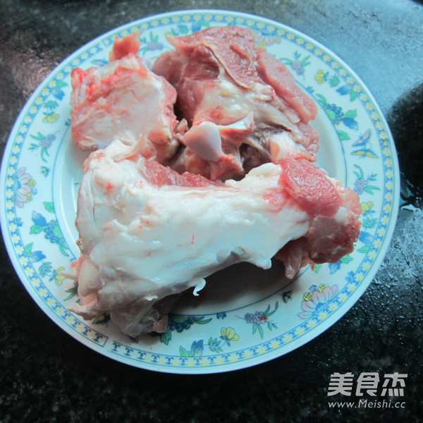 拆骨<a href=/shicai/shuichanpin/HaiDai/index.html target=_blank><u>海带</u></a>汤的做法