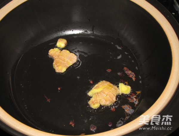 酸菜<a href=/shicai/shuichanpin/JiYu/index.html target=_blank><u>鲫鱼</u></a>肥肠汤的做法