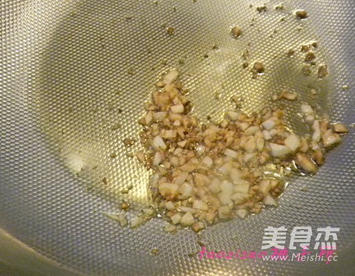 金蒜<a href=/shicai/mimian/FenSi/index.html target=_blank><u>粉丝</u></a>蒸<a href=/shicai/shucai/SiGua/index.html target=_blank><u>丝瓜</u></a>的做法