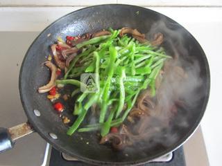 肚片<a href=/shicai/shucai/MuEr/index.html target=_blank><u>木耳</u></a><a href=/shicai/guopin/HuaSheng/index.html target=_blank><u>花生</u></a>汤