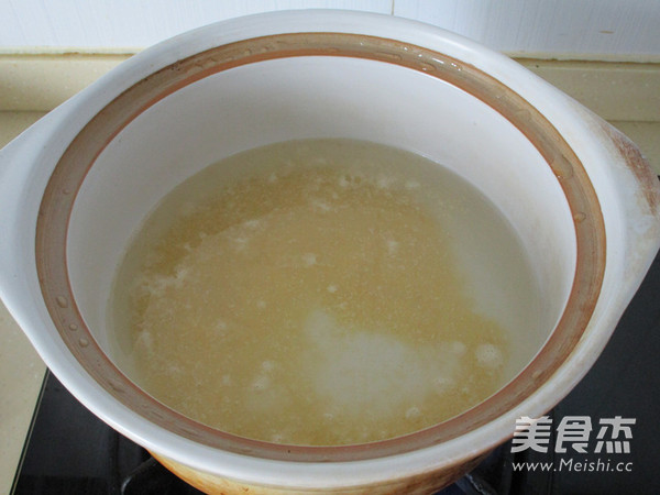 <a href=/shicai/shuichanpin/HaiSen/index.html target=_blank><u>海参</u></a><a href=/shicai/mimian/XiaoMi/index.html target=_blank><u>小米</u></a>粥的做法