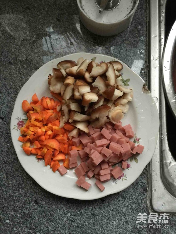 <a href=/shicai/shucai/XiangGu/index.html target=_blank><u>香菇</u></a><a href=/shicai/rouqin/HuoTui/index.html target=_blank><u>火腿</u></a>焗饭的做法