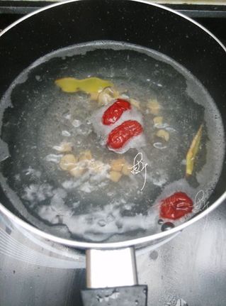 海鲜<a href=/shicai/shucai/SiGua/index.html target=_blank><u>丝瓜</u></a>汤