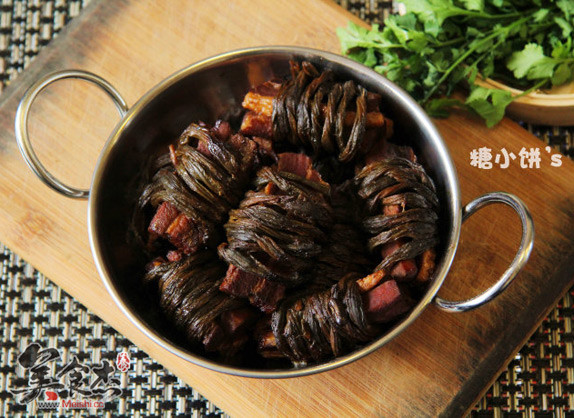 <a href=/shicai/shucai/JiangDou/index.html target=_blank><u>豇豆</u></a>干香扎肉YF.jpg