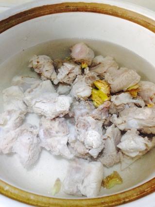 <a href=/shicai/rouqin/PaiGu/index.html target=_blank><u>排骨</u></a><a href=/shicai/mimian/HuangDou/index.html target=_blank><u>黄豆</u></a>汤