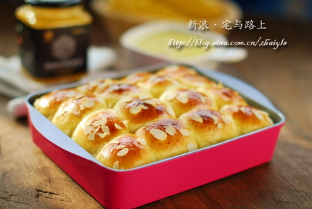 超软<a href=/shicai/diaoweipin/FengMi/index.html target=_blank><u>蜂蜜</u></a>小餐包