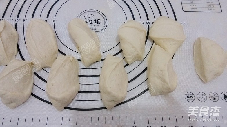 <a href=/shicai/guopin/ZhiMa/index.html target=_blank><u>芝麻</u></a>红糖三角包的做法