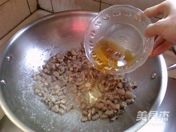 <a href=/shicai/rouqin/NiuRou/index.html target=_blank><u>牛肉</u></a><a href=/shicai/rouqin/JiDan/index.html target=_blank><u>鸡蛋</u></a>粥的做法