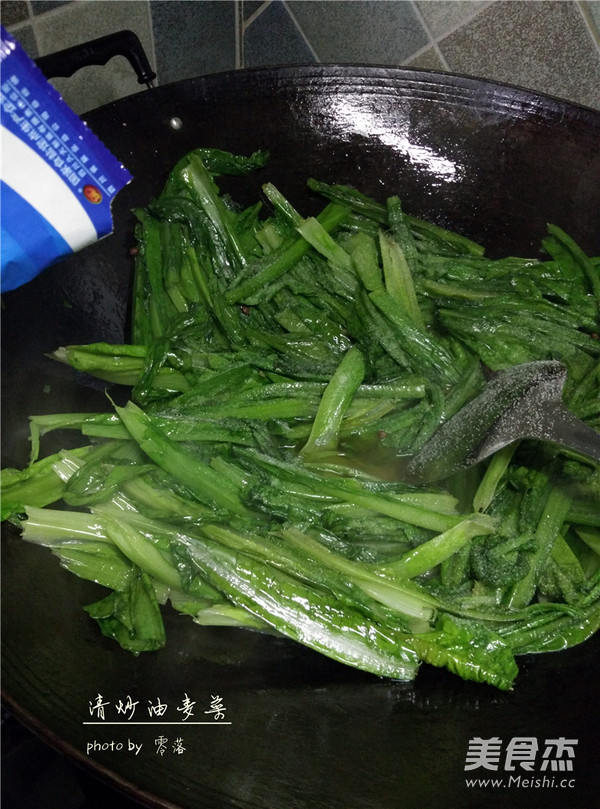 清炒<a href=/shicai/shucai/YouMaiCai/index.html target=_blank><u>油麦菜</u></a>的做法