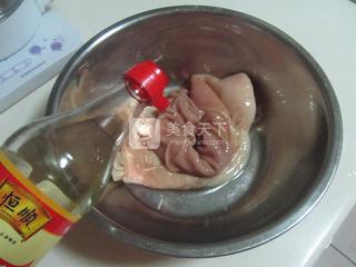 肚片<a href=/shicai/shucai/MuEr/index.html target=_blank><u>木耳</u></a><a href=/shicai/guopin/HuaSheng/index.html target=_blank><u>花生</u></a>汤