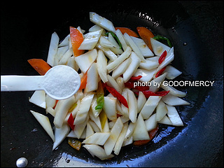 舌尖上的高考:舒缓压力<a href=/shicai/shucai/BaiCai/index.html target=_blank><u>白菜</u></a>炒肉片