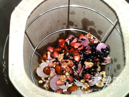 抗感染营养<a href=/shicai/mimian/HeiMi/index.html target=_blank><u>黑米</u></a>糊的做法