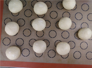 日式<a href=/shicai/mimian/QiaoKeLi/index.html target=_blank><u>巧克力</u></a><a href=/shicai/guopin/BoLuo/index.html target=_blank><u>菠萝</u></a>包