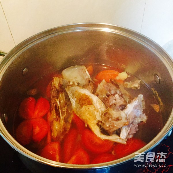 番茄<a href=/shicai/shuichanpin/YuYuTou/index.html target=_blank><u>鱼头</u></a>汤的做法