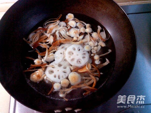 金针<a href=/shicai/shucai/LianOu/index.html target=_blank><u>莲<a href=/shicai/shucai/Ou/index.html target=_blank><u>藕</u></a></u></a>汤的做法