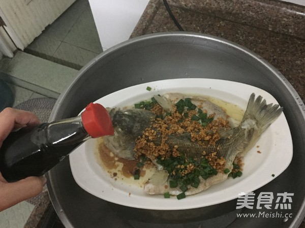 <a href=/shicai/shuichanpin/LuYu/index.html target=_blank><u>鲈鱼</u></a>怎么做好吃——蒜香<a href=/shicai/shuichanpin/LuYu/index.html target=_blank><u>鲈鱼</u></a>的做法