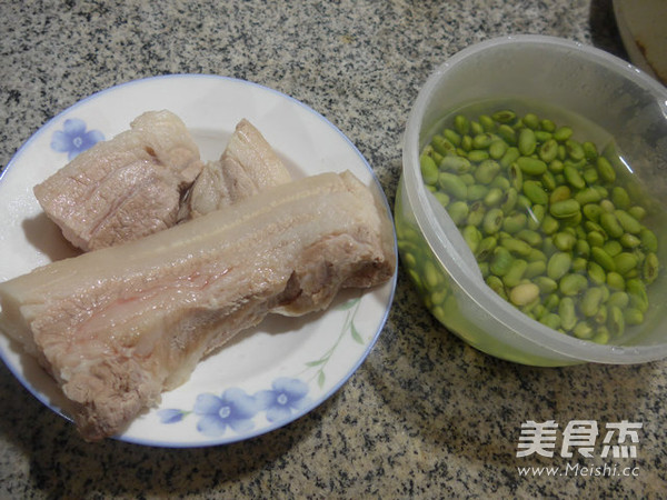 青<a href=/shicai/mimian/HuangDou/index.html target=_blank><u>黄豆</u></a><a href=/shicai/rouqin/WuHuaRou/index.html target=_blank><u>五花肉</u></a>汤的做法