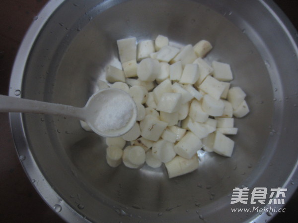 怀<a href=/shicai/shucai/ShanYao/index.html target=_blank><u>山药</u></a>蒸<a href=/shicai/shuichanpin/JiYu/index.html target=_blank><u>鲫鱼</u></a>的做法