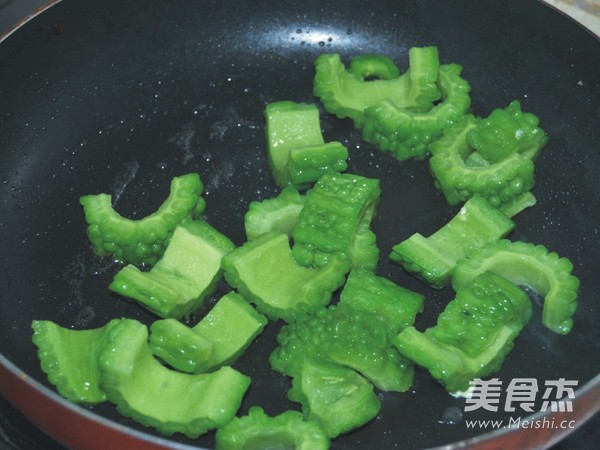 红<a href=/shicai/guopin/Zao/index.html target=_blank><u>枣</u></a><a href=/shicai/shucai/XieWeiGu/index.html target=_blank><u>蟹味菇</u></a><a href=/shicai/rouqin/JiDan/index.html target=_blank><u>鸡蛋</u></a>伴<a href=/shicai/shucai/KuGua/index.html target=_blank><u>苦瓜</u></a>的做法